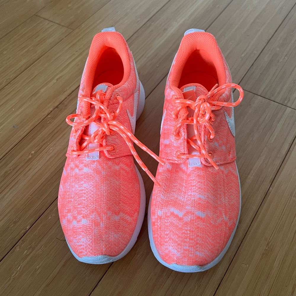Nike women running sneakers. New without box.